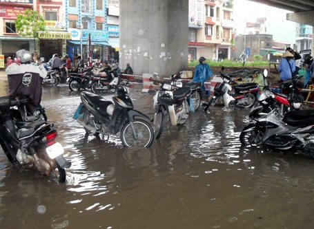 Hà Nội: Mưa lớn nhấn chìm nhiều tuyến phố - 19