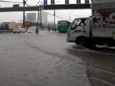 Hà Nội: Mưa lớn nhấn chìm nhiều tuyến phố - 1