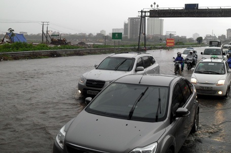 Hà Nội: Mưa lớn nhấn chìm nhiều tuyến phố - 2