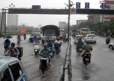 Hà Nội: Mưa lớn nhấn chìm nhiều tuyến phố - 4