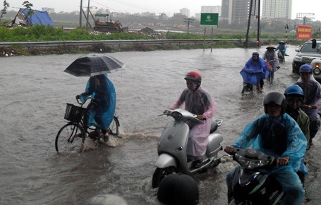 Hà Nội: Mưa lớn nhấn chìm nhiều tuyến phố - 5
