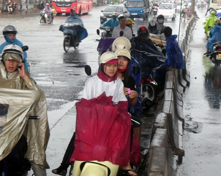 Hà Nội: Mưa lớn nhấn chìm nhiều tuyến phố - 20