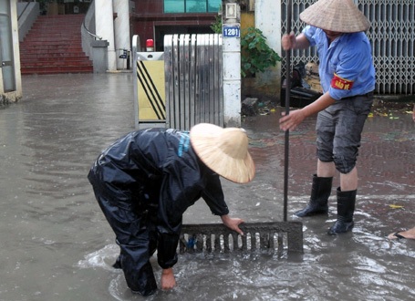 Hà Nội: Mưa lớn nhấn chìm nhiều tuyến phố - 7