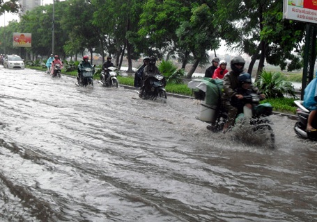Hà Nội: Mưa lớn nhấn chìm nhiều tuyến phố - 8