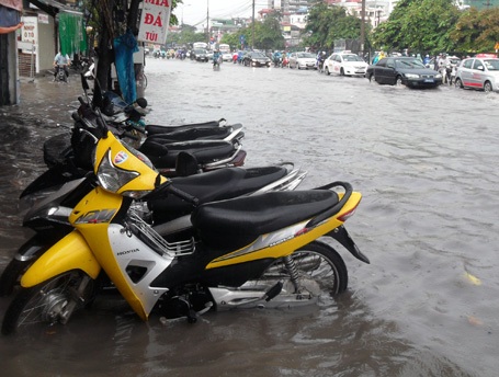 Hà Nội: Mưa lớn nhấn chìm nhiều tuyến phố - 9