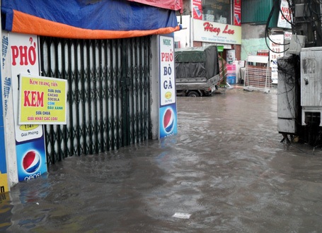 Hà Nội: Mưa lớn nhấn chìm nhiều tuyến phố - 10