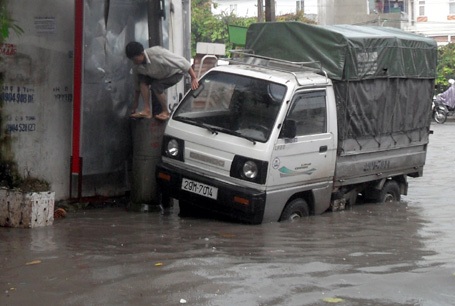 Hà Nội: Mưa lớn nhấn chìm nhiều tuyến phố - 12