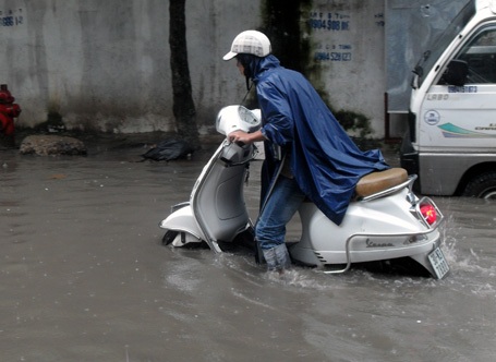 Hà Nội: Mưa lớn nhấn chìm nhiều tuyến phố - 13