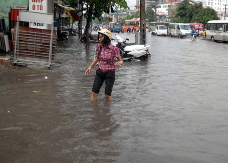 Hà Nội: Mưa lớn nhấn chìm nhiều tuyến phố - 15
