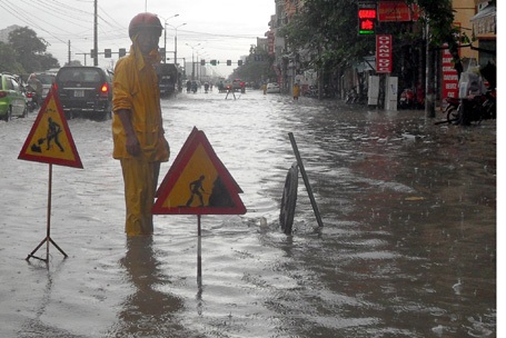 Hà Nội: Mưa lớn nhấn chìm nhiều tuyến phố - 18