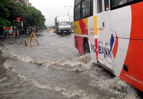 Hà Nội: Mưa lớn nhấn chìm nhiều tuyến phố - 17