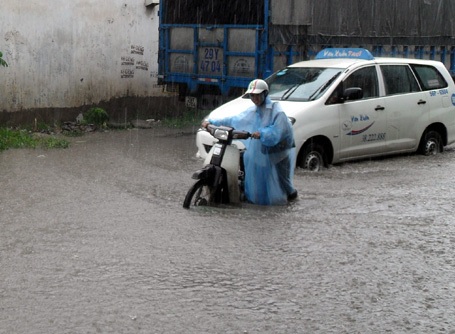 Hà Nội: Mưa lớn nhấn chìm nhiều tuyến phố - 14