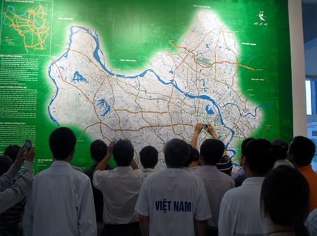 Hàng ngàn người đến xem quy hoạch chung Thủ đô - 15