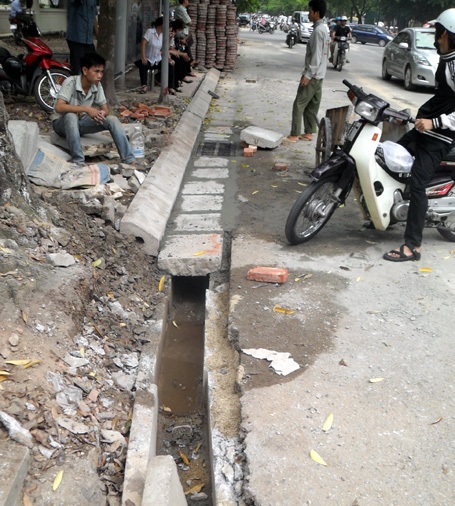 Hà Nội: Vỉa hè lại bị xới tung  - 10