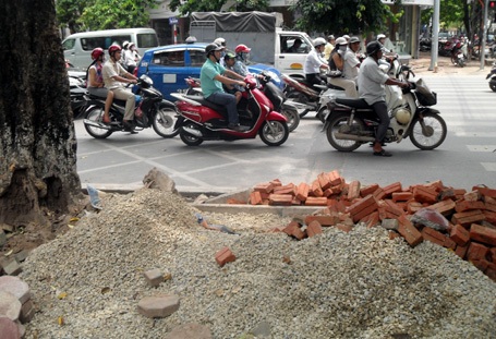 Hà Nội: Vỉa hè lại bị xới tung  - 14