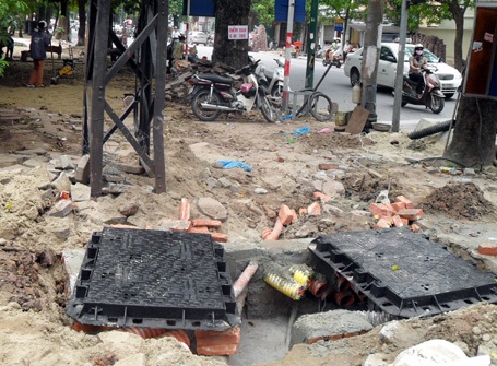 Hà Nội: Vỉa hè lại bị xới tung  - 1