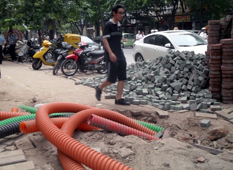 Hà Nội: Vỉa hè lại bị xới tung  - 3