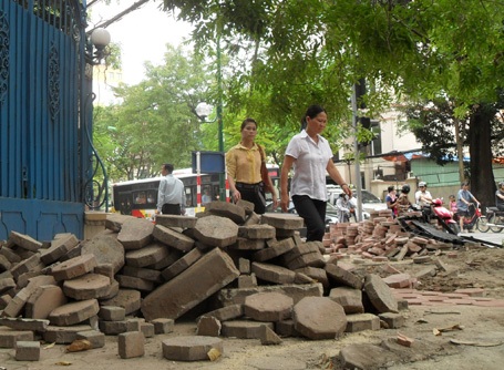 Hà Nội: Vỉa hè lại bị xới tung  - 4