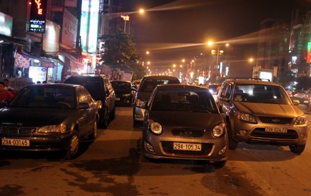 Trắng đêm cùng Công an Hà Nội “dẹp loạn” bãi gửi xe - 5