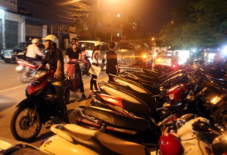 Trắng đêm cùng Công an Hà Nội “dẹp loạn” bãi gửi xe - 4