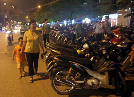 Trắng đêm cùng Công an Hà Nội “dẹp loạn” bãi gửi xe - 3