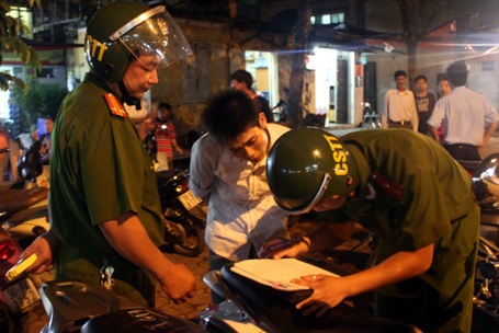 Trắng đêm cùng Công an Hà Nội “dẹp loạn” bãi gửi xe - 15