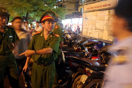 Trắng đêm cùng Công an Hà Nội “dẹp loạn” bãi gửi xe - 9