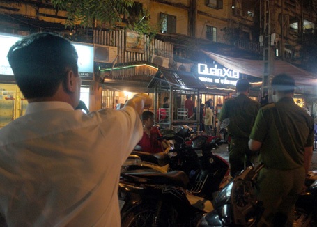 Trắng đêm cùng Công an Hà Nội “dẹp loạn” bãi gửi xe - 13