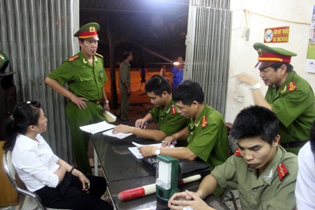 Trắng đêm cùng Công an Hà Nội “dẹp loạn” bãi gửi xe - 12