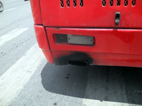 Cận cảnh xe buýt xì khói đen kịt diễu phố - 23