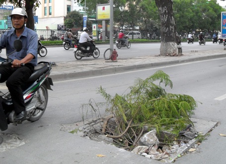 Nơm nớp với “hố tử thần” trên đường Hà Nội - 15