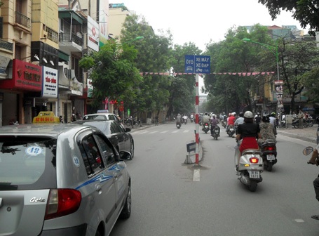 Hà Nội: Đường đã phân làn, giao thông vẫn hỗn loạn - 12