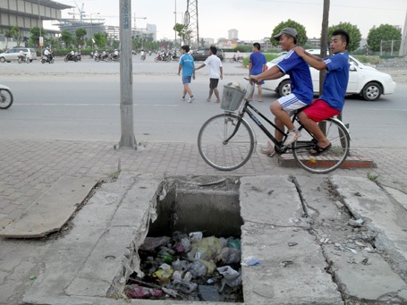 Nơm nớp với “hố tử thần” trên đường Hà Nội - 6