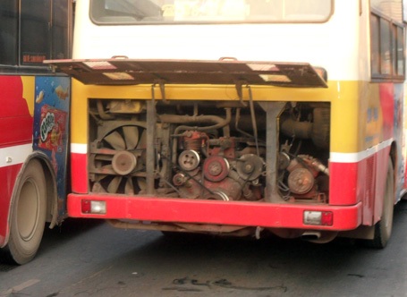 Cận cảnh xe buýt xì khói đen kịt diễu phố - 24