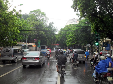 Hà Nội: Đường đã phân làn, giao thông vẫn hỗn loạn - 11