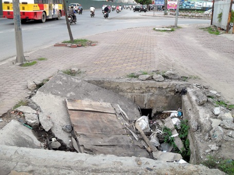 Nơm nớp với “hố tử thần” trên đường Hà Nội - 5