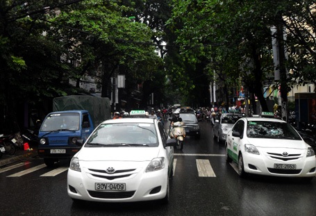 Hà Nội: Đường đã phân làn, giao thông vẫn hỗn loạn - 10