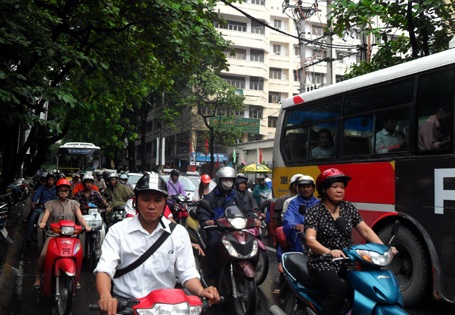 Hà Nội: Đường đã phân làn, giao thông vẫn hỗn loạn - 7