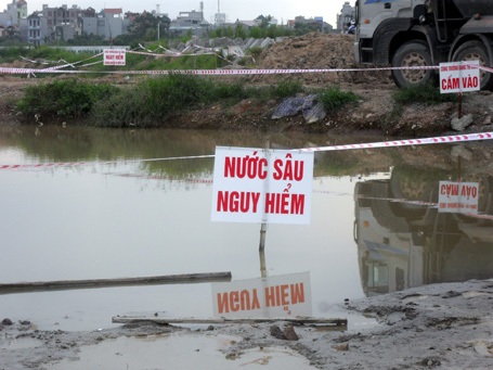 Nơm nớp với “hố tử thần” trên đường Hà Nội - 17