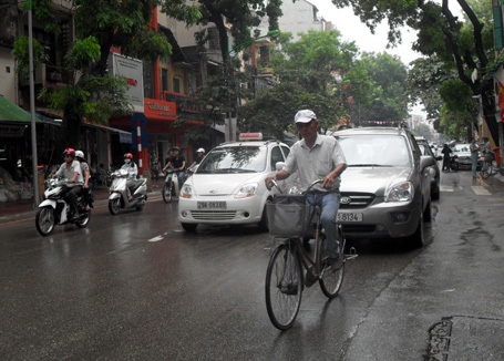 Hà Nội: Đường đã phân làn, giao thông vẫn hỗn loạn - 9