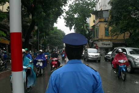 Hà Nội: Đường đã phân làn, giao thông vẫn hỗn loạn - 5