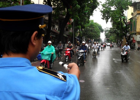 Hà Nội: Đường đã phân làn, giao thông vẫn hỗn loạn - 3