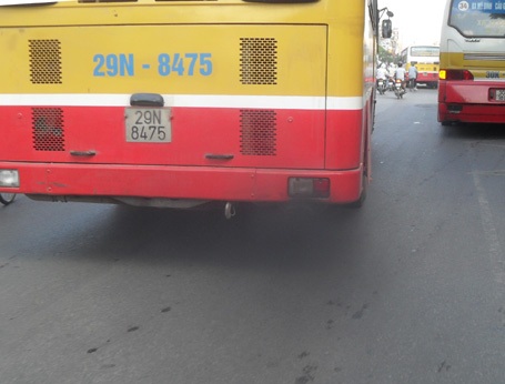 Cận cảnh xe buýt xì khói đen kịt diễu phố - 22