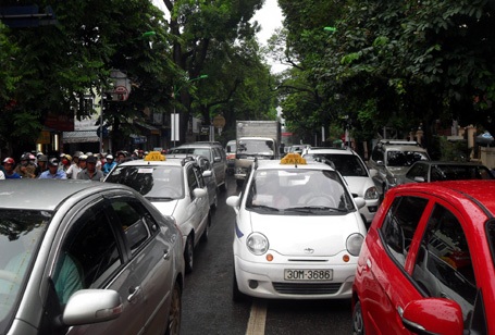 Hà Nội: Đường đã phân làn, giao thông vẫn hỗn loạn - 13