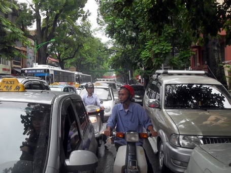 Hà Nội: Đường đã phân làn, giao thông vẫn hỗn loạn - 8