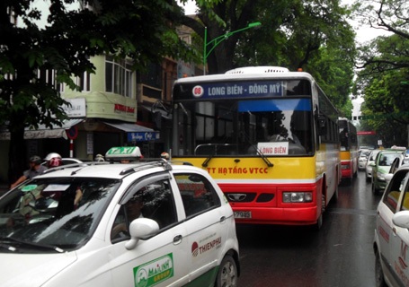 Hà Nội: Đường đã phân làn, giao thông vẫn hỗn loạn - 6