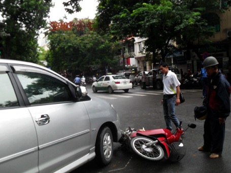 Hà Nội: Đường đã phân làn, giao thông vẫn hỗn loạn - 14