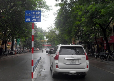 Hà Nội: Đường đã phân làn, giao thông vẫn hỗn loạn - 1