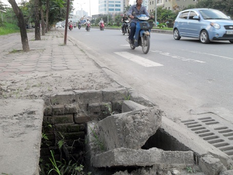 Nơm nớp với “hố tử thần” trên đường Hà Nội - 7