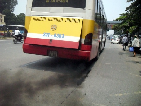Cận cảnh xe buýt xì khói đen kịt diễu phố - 16